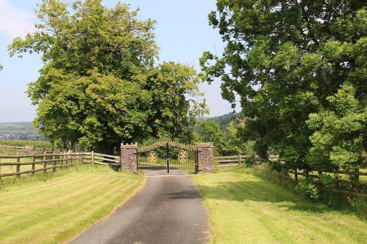 Romantic Rural Break In Countryside Castle Grounds Private Retreat Wizards Rest * Bishops Tawton